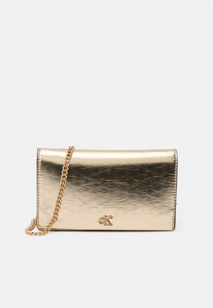 Gouden metallic clutch tas met een kettingriem, met een gladde textuur en een reliëf merklogo. Rectangulaire vorm met een omvouwontwerp.
