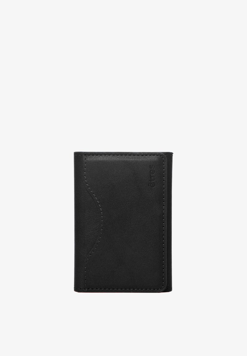 Portafoglio in pelle nera con una superficie testurizzata, design a ritaglio curvato e cuciture visibili. Forma rettangolare compatta.