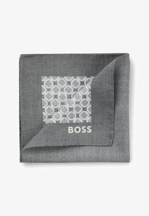 Fazzoletto da taschino grigio piegato con un motivo geometrico bianco e grigio chiaro e la scritta "BOSS" stampata in bianco.