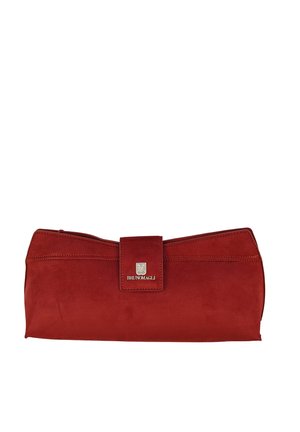 Pochette in camoscio rosso Bruno Magli con chiusura a patta e placca logo argento centrata sul davanti.