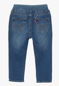 Jeans med ribbad midja, blå färg, femficksdesign och subtila blekningar. Kontrastsydd och en liten logotagg på bakfickan.