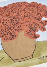 Bouquet di fiori con petali arancioni e contorni neri in un vaso marrone su una superficie verde con testo scritto a mano nelle vicinanze.