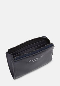 Granatowy portfel ze skóry z zamkiem błyskawicznym, wewnętrznymi przegródkami na karty oraz nadrukiem logo. Gładka faktura z minimalistycznym wzornictwem i kontrastową podszewką.
