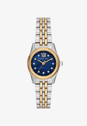 Zweifarbige Silber- und Goldarmbanduhr mit blauem Zifferblatt, goldener römischer Ziffer XII, Kristall-Stundenmarkierungen und goldenen Zeigern von Michael Kors.