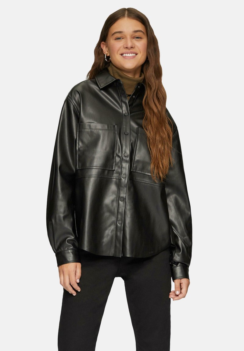 Schwarze Kunstleder-Shirtjacke mit Kragen, Fronttaschen, Knopfschluss und langen Ärmeln. Glatte Textur und lockere Passform.