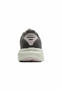 Baskets de course grises avec une tige en maille texturée, des accents roses et une semelle blanche rembourrée. Présente un logo Brooks au niveau du talon.