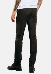 Emilio Adani MIT TUNNELZUG - Stoffhose - schwarzbraun