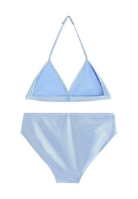 Jasnoniebieski zestaw bikini z trójkątnym biustonoszem na cienkich ramiączkach i wysokim stanem, wykonany z gładkiego, błyszczącego materiału.