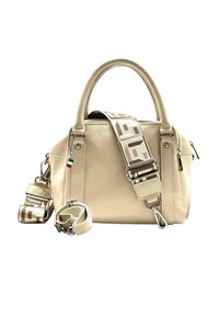 Beige leren handtas met dubbele handgrepen en een patroon verstelbare schouderriem. Voorzien van zilveren hardware en een rood, wit en groene label.
