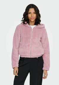 Roze fleece jas met rits en capuchon, zachte structuur, geribbelde zoom en manchetten, voorzien van een rits aan de voorkant en een minimalistisch ontwerp.