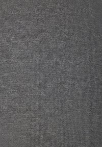 Tumši pelēks audums ar smalku, strukturētu audumu. Materiāls izskatās mīksts, viegls un vienmērīgas krāsas, piemērots dažādām apģērba lietojumprogrammām.