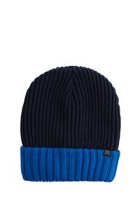 Stickad mössa i mörk marinblå med en ljusblå ribbad kant, prydd med en liten logotagg. Mjuk textur och rundad form för huvudbonad.
