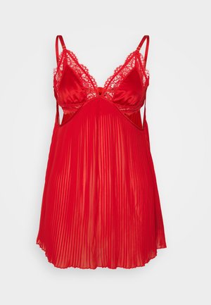 Pijama vermelho plissado com detalhes em renda, apresentando alças ajustáveis, tecido em cetim macio e uma silhueta fluida.