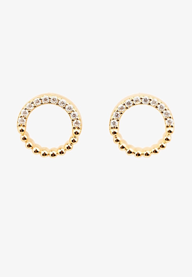 Boucles d'oreilles créoles en or avec des petites perles d'or alternant avec des pierres précieuses claires le long de la moitié supérieure du cercle.