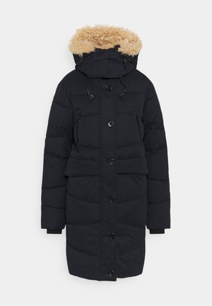 Long manteau d'hiver matelassé noir avec fermeture par boutons et zip devant, poches latérales et capuche doublée en fausse fourrure avec cordons.