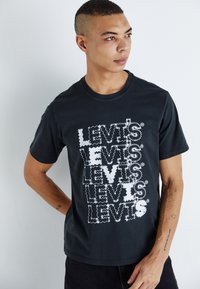 Levi's® - TEE - Apdrukāts T-krekls - zigzag headline caviar Miniatūras attēls 1