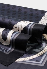 Foulard di seta blu navy con motivo a corda e loghi neri sottili. Texture liscia con accenti bianchi e grigi a contrasto. Forma rettangolare.