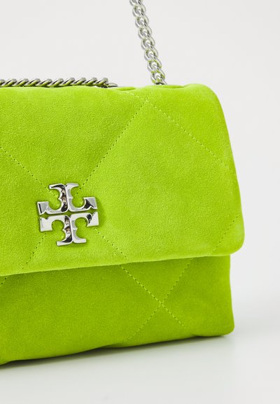 Borsa a tracolla verde in suede con design trapuntato, accento in argento del logo e tracolla a catena. Forma compatta con una texture liscia e una finitura lucida.
