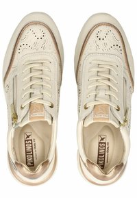 Weiße Ledersneaker mit Lochmuster, goldenen Akzenten, einem seitlichen Reißverschluss und einer beigen Sohle mit strukturiertem Finish.