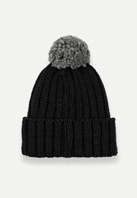 Juodas megztas kepurė su briaunotu tekstūru, viršuje su pilku pom-pomu. Dizainas yra paprastas ir neišpuoštas.