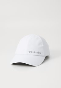 Cappellino Columbia bianco con visiera curva, realizzato in tessuto leggero, con un logo grigio sottile sul lato e una superficie liscia.