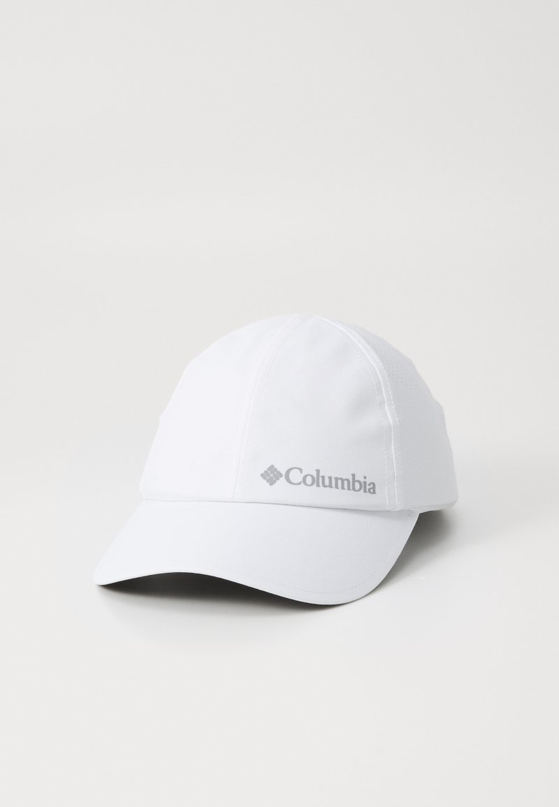 Cappellino Columbia bianco con visiera curva, realizzato in tessuto leggero, con un logo grigio sottile sul lato e una superficie liscia.