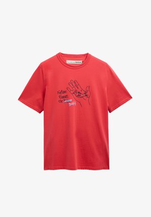 Rotes Kurzarm-T-Shirt mit einer Handillustration, die einen Fisch hält, und dem Text "Fortune favours the Bold!" auf der Vorderseite.