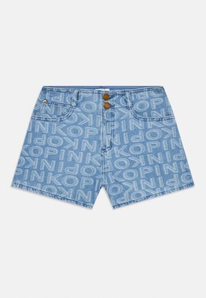 Calções de ganga azul claro com fecho de botão duplo, bolsos frontais e estampado "PINKOP" branco por todo o lado. Textura suave, design casual.