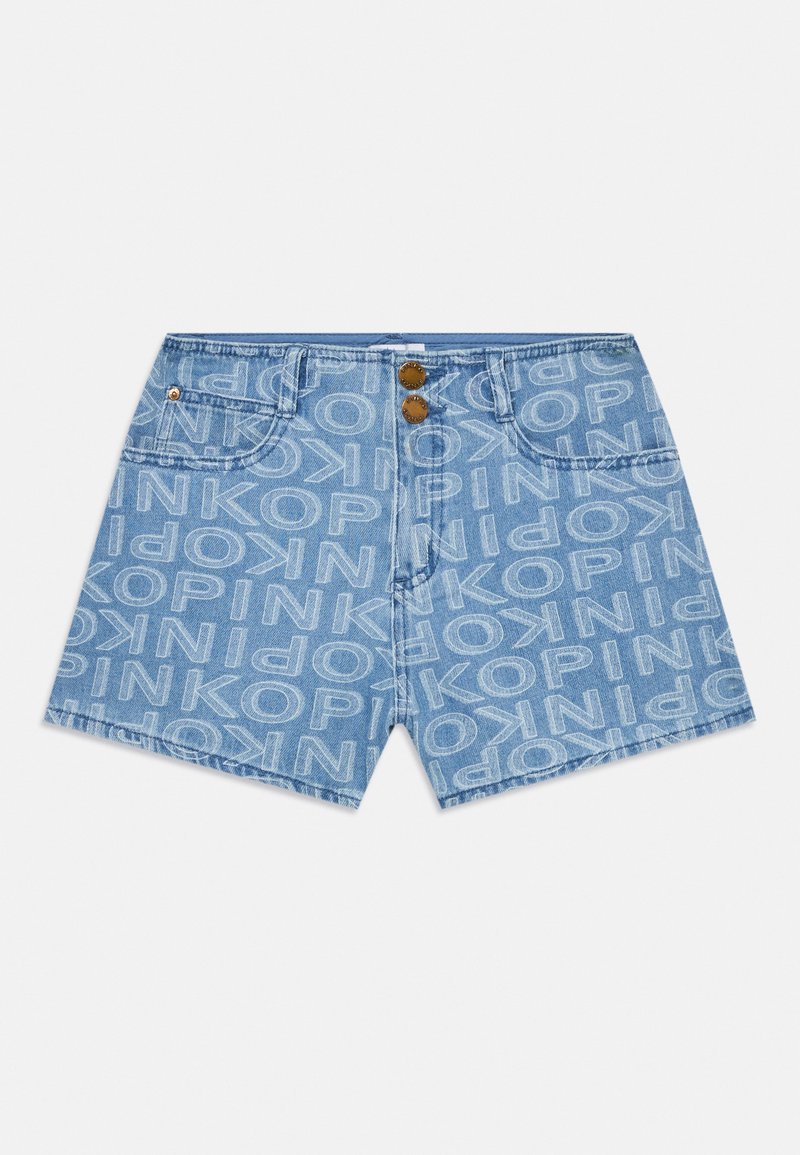 Ανοιχτό μπλε τζιν σορτς με κλείσιμο με διπλό κουμπί, μπροστινές τσέπες και εκτύπωση "PINKOP" σε όλη την επιφάνεια σε λευκό χρώμα. Λείος υφασμάτινος ιστός, κάζουαλ σχέδιο.