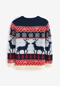 Sweter dziany w kolorze granatowym, z czerwonymi i białymi wzorami geometrycznymi oraz motywami reniferów w niebieskim na jasnym tle.