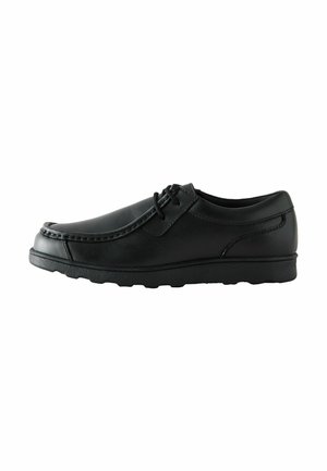 Chaussure en cuir noire avec un bout arrondi, un laçage, un col rembourré et une semelle en caoutchouc texturée. Détails de couture le long de la tige.