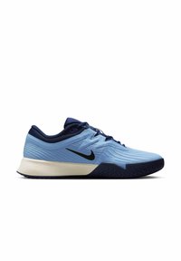 Svijetloplava atletska cipela s tamnoplavim potplatom, vezicama i ovratnikom za gležanj, koja ima crni Nike znak sa strane i bijelu srednju potplat.