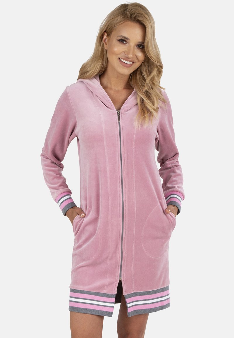 Accappatoio in velluto rosa con cappuccio e zip frontale, caratterizzato da dettagli a righe grigie e bianche sui polsini e sull'orlo, e due tasche frontali.