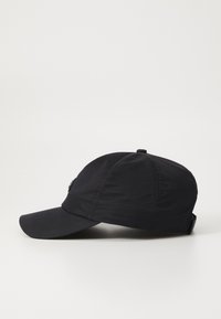 Svart polyester baseball caps med strukturerte krone, buet brem, justerbar stropp og logo detalj på siden. Glatt tekstur, matt finish.