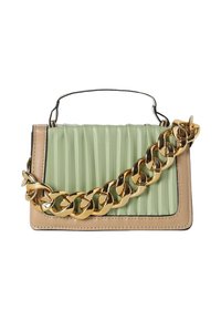 Grön plisserad handväska i konstläder med en platt naken bas, utrustad med ett guldmetallkedjesnöre och ett handtag överst.