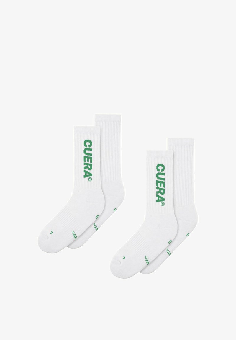 Deux paires de chaussettes blanches montantes avec un texte vertical vert "CUERA" sur les côtés et une texture côtelée sur la partie supérieure.
