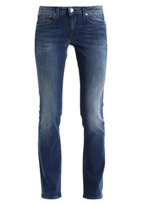 Vaqueros de mezclilla en azul oscuro con corte recto, que cuentan con una cintura estándar, diseño de cinco bolsillos y un sutil desgastado en los muslos.