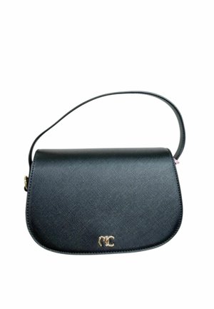 Borsa a tracolla in pelle nera testurizzata con una tracolla sottile e piccolo logo intrecciato doppia C in oro sulla patta anteriore.