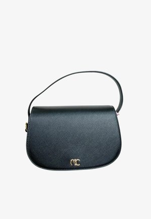 Borsa a tracolla in pelle nera testurizzata con una tracolla sottile e piccolo logo intrecciato doppia C in oro sulla patta anteriore.