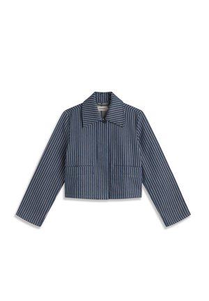 Donkerblauwe cropped jas met witte verticale strepen, brede kraag, lange mouwen, knoopsluiting aan de voorkant en twee voorzakken.