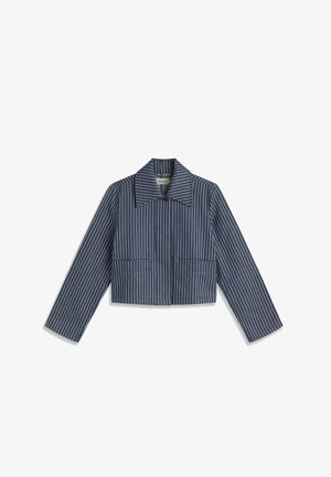 Veste courte bleu marine à rayures blanches verticales, col large, manches longues, boutonnée à l'avant, avec deux poches avant.