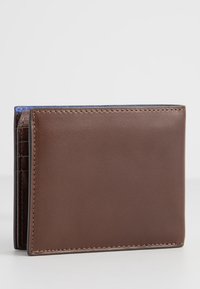 Portafoglio in pelle marrone con interno blu. Presenta un design bifold, diversi scomparti per le carte e cuciture visibili lungo i bordi.