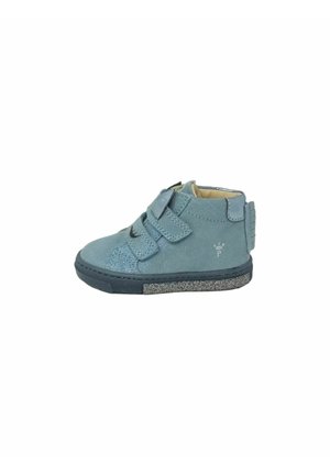 Niebieski dziecięcy sneaker za kostkę z dwoma paskami na rzepy, brokatową krawędzią podeszwy i małym logo po boku.