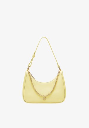 Pieni vaaleankeltainen käsilaukku, jossa säädettävä olan yli kulkeva hihna, kullanvärinen metalliketju ja pyöreä kultainen riipus ketjussa.