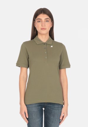 Polo shirt verde oliva realizzato in cotone. Presenta un colletto classico, una chiusura a bottoni e un piccolo logo sul lato sinistro del petto. Maniche corte.