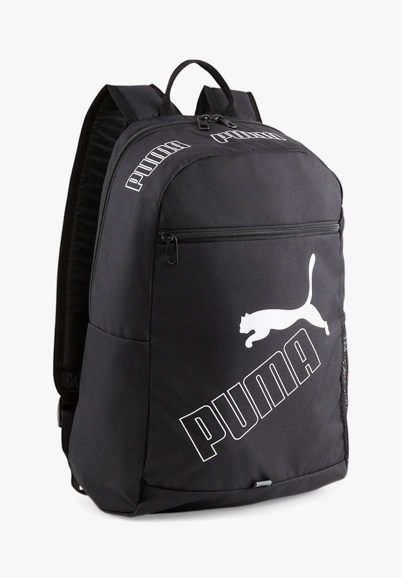 Sac à dos noir Puma avec grand logo blanc Puma, poche avant zippée, bretelles rembourrées et poignée de transport supérieure.
