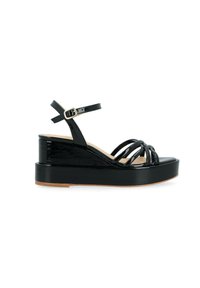 Sandales compensées noires en vernis avec plusieurs détails entrecroisés, une fermeture à boucle et une plateforme texturée. Fini lisse et design à bout arrondi.