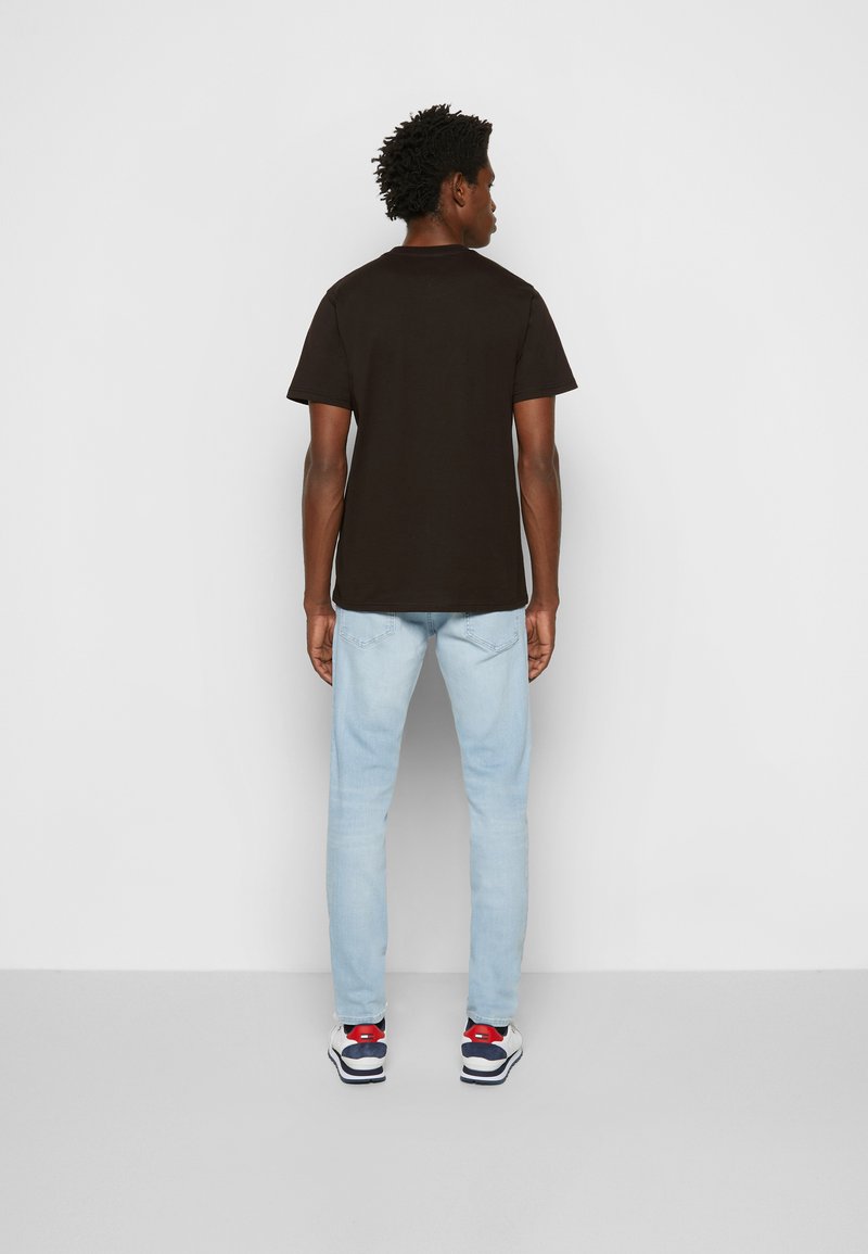 tommy jeans label