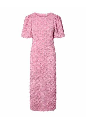 Vestido midi rosa con patrón floral texturizado, mangas cortas abullonadas y escote redondo.