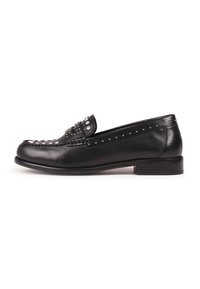 Mocassino in pelle nera con borchie decorative in argento sulla tomaia. Presenta una punta arrotondata e un tacco basso impilato. Finitura liscia in tutto.